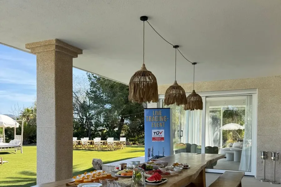 Gedeckte Buffet-Tische mit Blick in den Garten