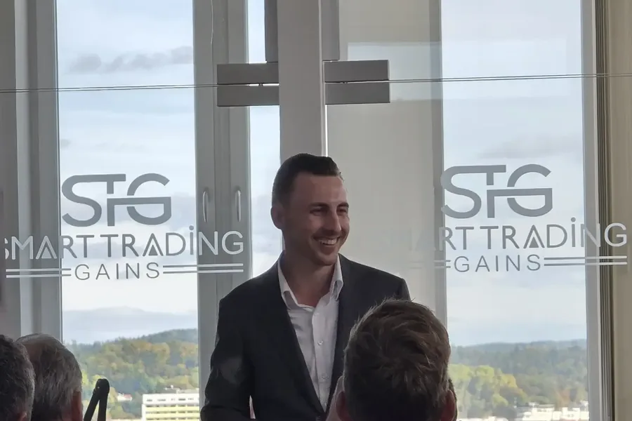 Thomas Wabnig vor der Fensterbeschriftung im Penthouse