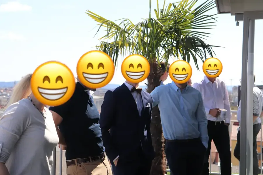 Gruppe auf der Terrasse zwischen den Palmen