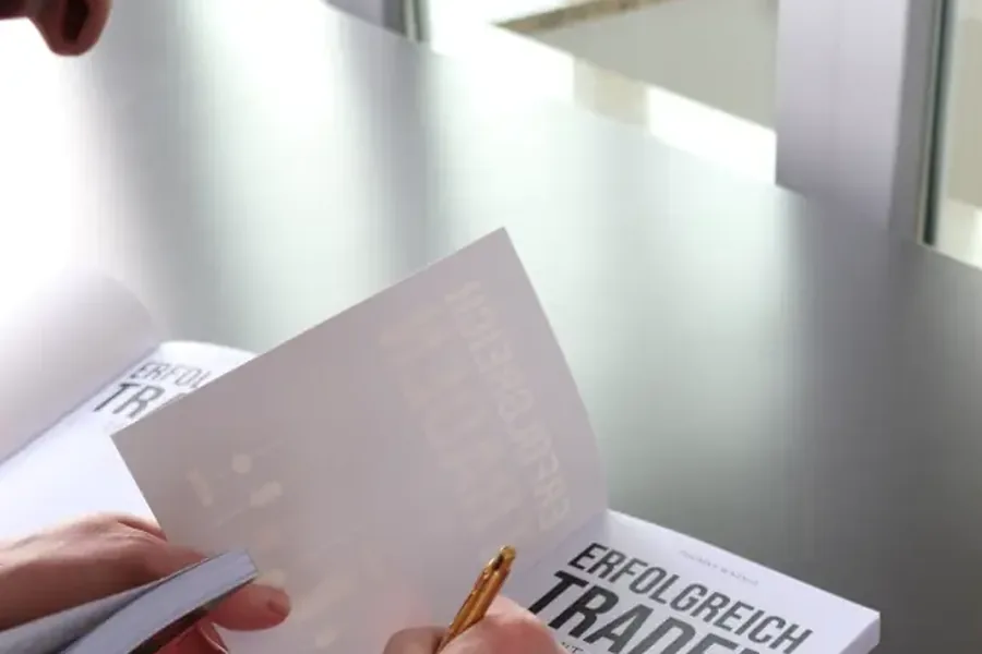 Thomas Wabnig signiert sein Buch „Erfolgreich traden mit System“