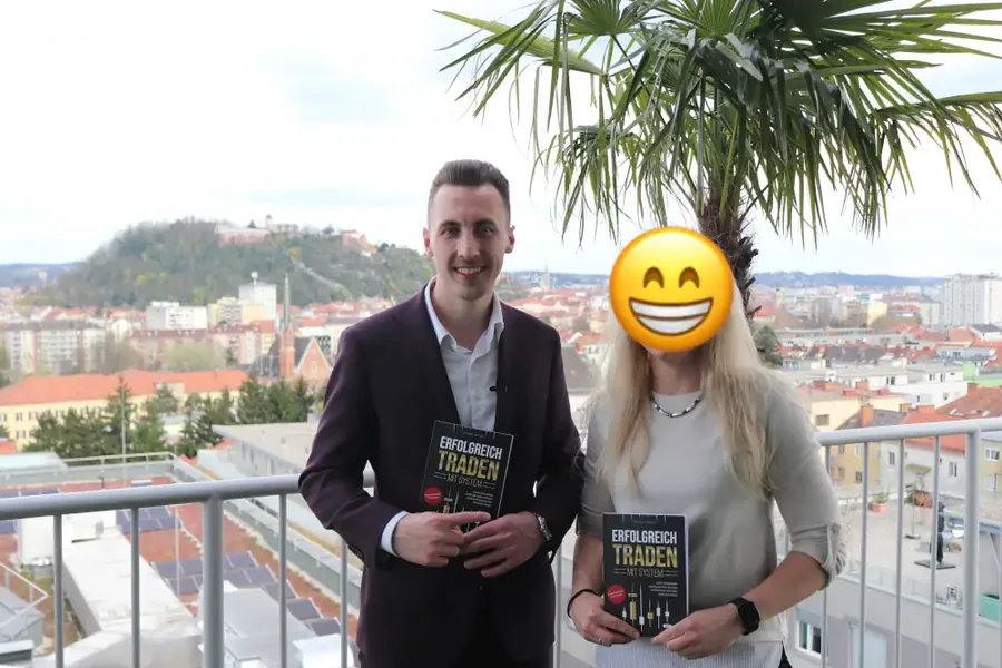 Thomas Wabnig mit dem Buch auf der Terrasse