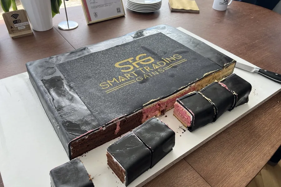 Torte mit dem Logo von Smart Trading Gains
