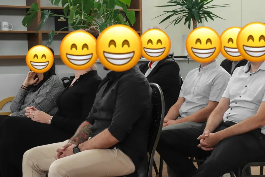 Teilnehmer verfolgen den Vortrag