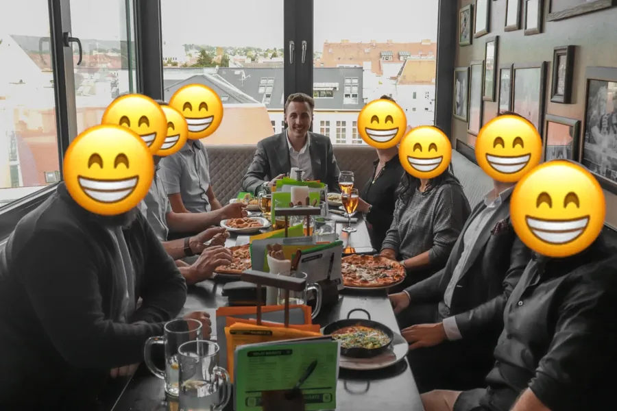 Gemeinsames Essen am langen Tisch