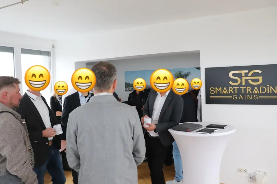 Gespräche im Büro vor dem STG-Schriftzug