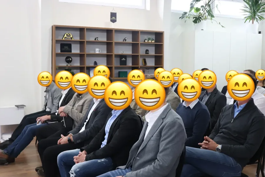 Zuhörerreihen beim Vortrag