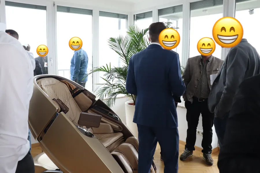 Teilnehmer im Loft, im Vordergrund der Massagesessel