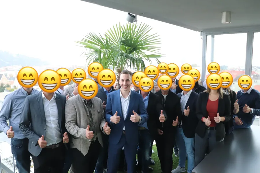 Gruppenbild im Loft zwischen den Palmen