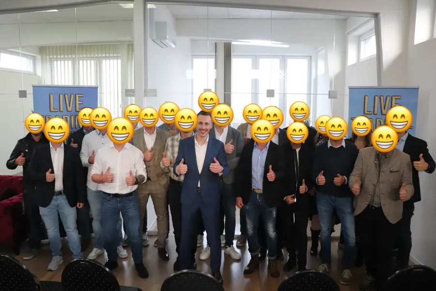 Gruppenbild vor den Aufstellern des Events