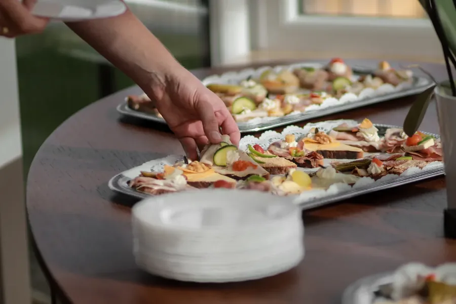 Eine Platte mit Fingerfood wird gereicht