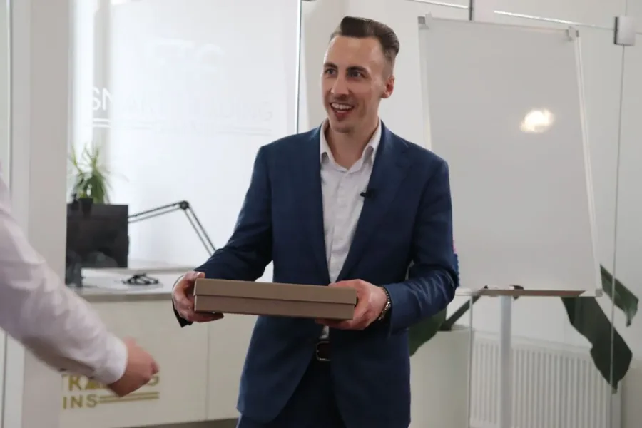 Thomas Wabnig übergibt ein Geschenk