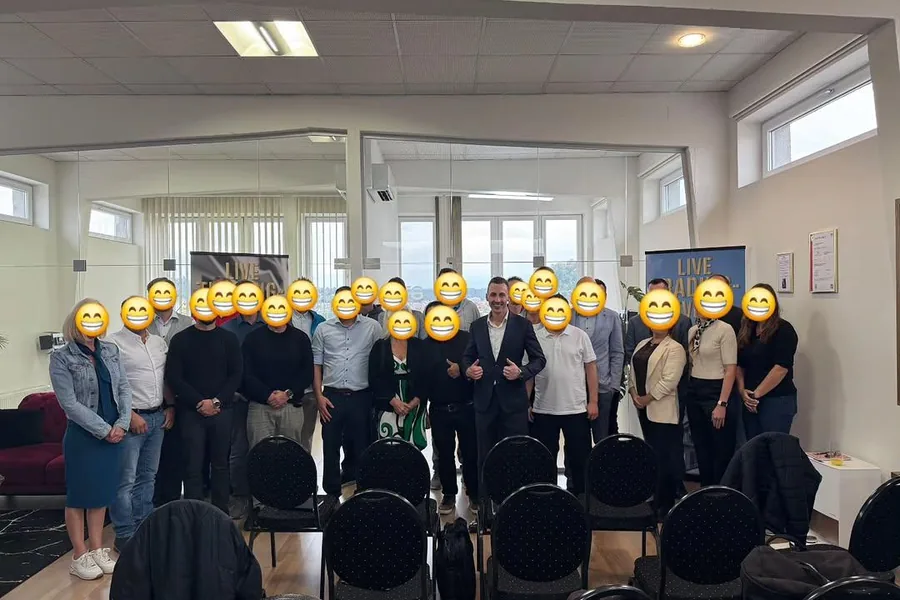 Gruppenbild im Seminarraum des Penthouse beim Live-Trading-Event im Oktober 2026
