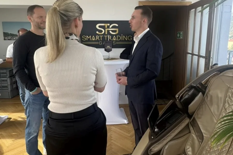 Gespräch am Stehtisch vor dem STG-Schriftzug