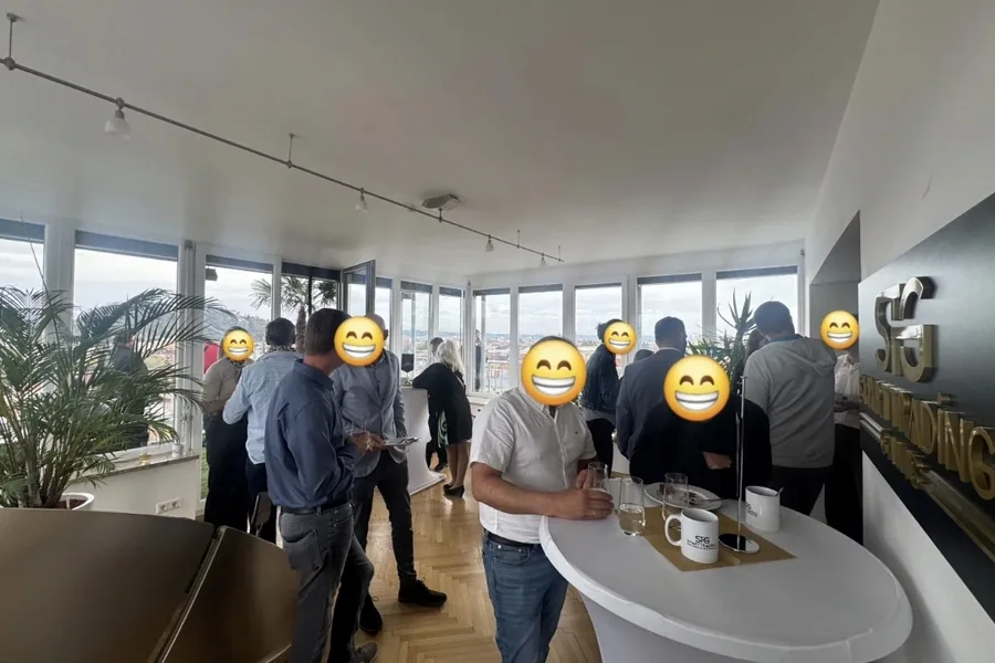 Teilnehmer im Gespräch im Loft mit Blick über Graz