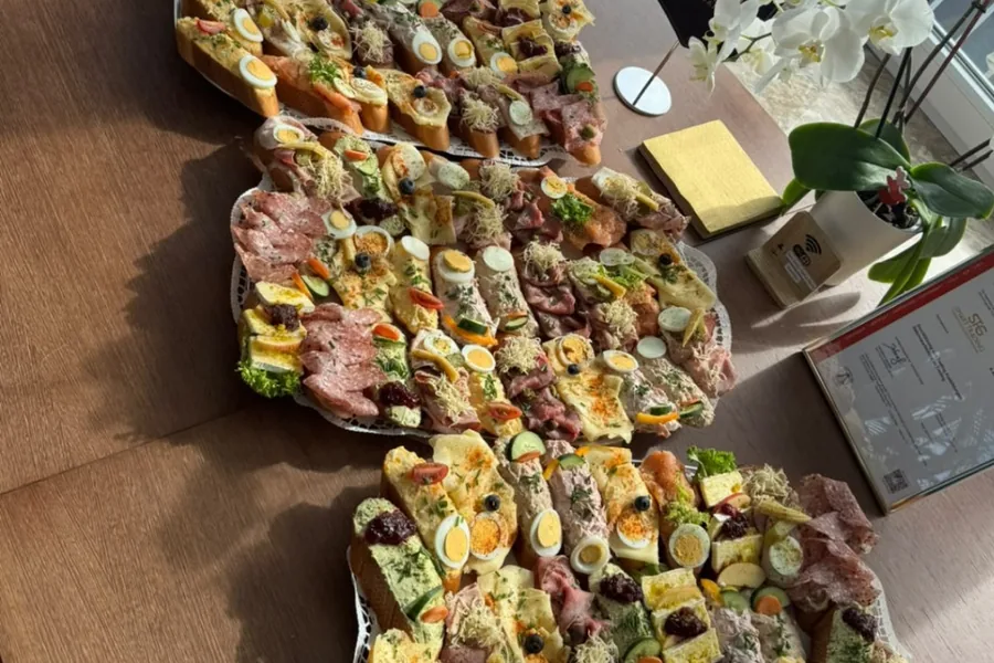 Platten mit belegten Broten beim Catering
