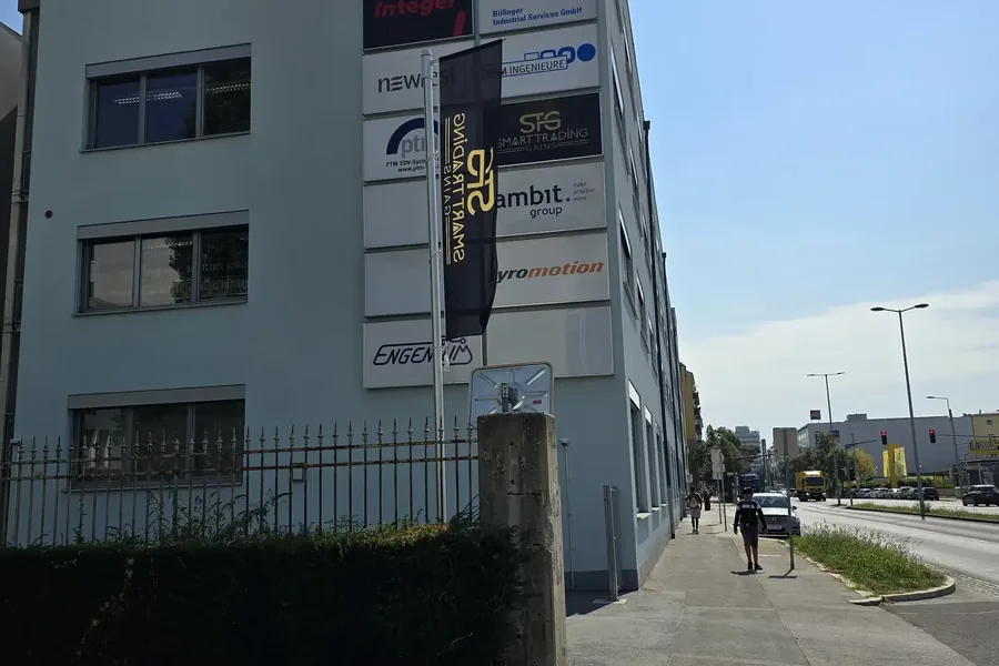 Straßenansicht mit der Fahne von Smart Trading Gains