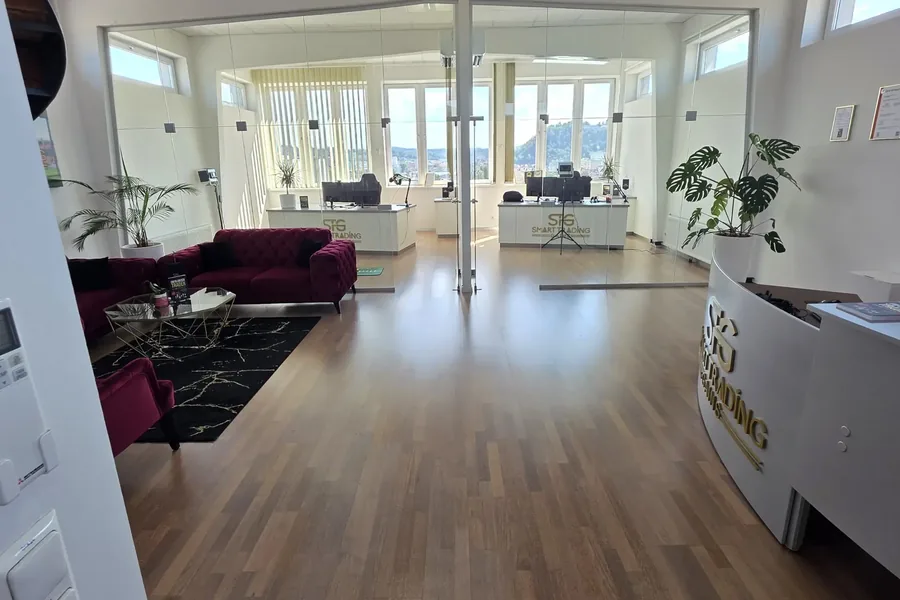 Lounge mit Sofa und Arbeitsbereich