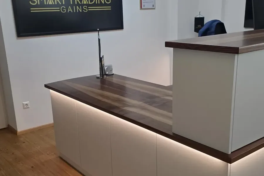 Homeoffice-Arbeitsplatz unter dem beleuchteten Schriftzug