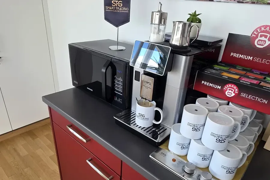 Kaffeestation mit Tassen von Smart Trading Gains