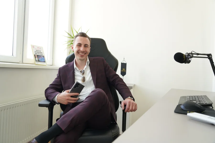 Arbeitsplatz im Penthouse mit Mikrofon für die wöchentlichen Livecalls