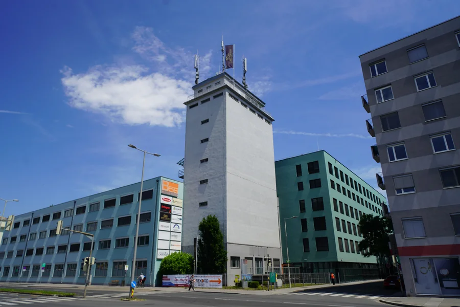 Der Firmensitz am Bahnhofgürtel in Graz, von der Straße aus