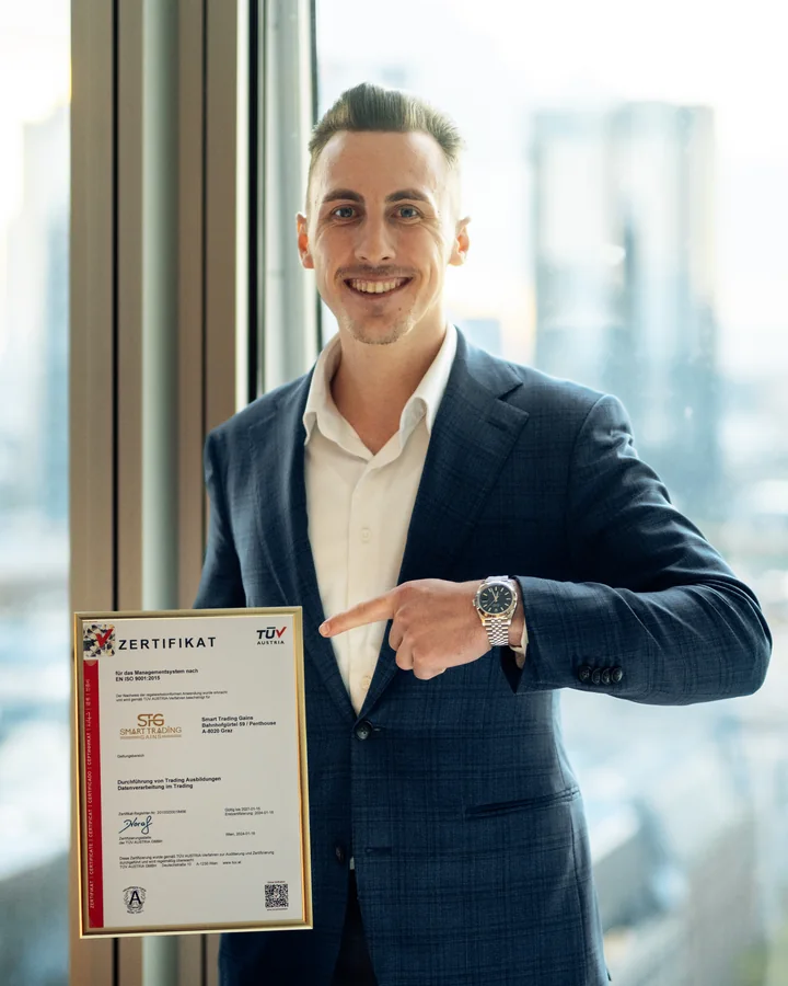Thomas Wabnig mit dem ISO-9001-Zertifikat