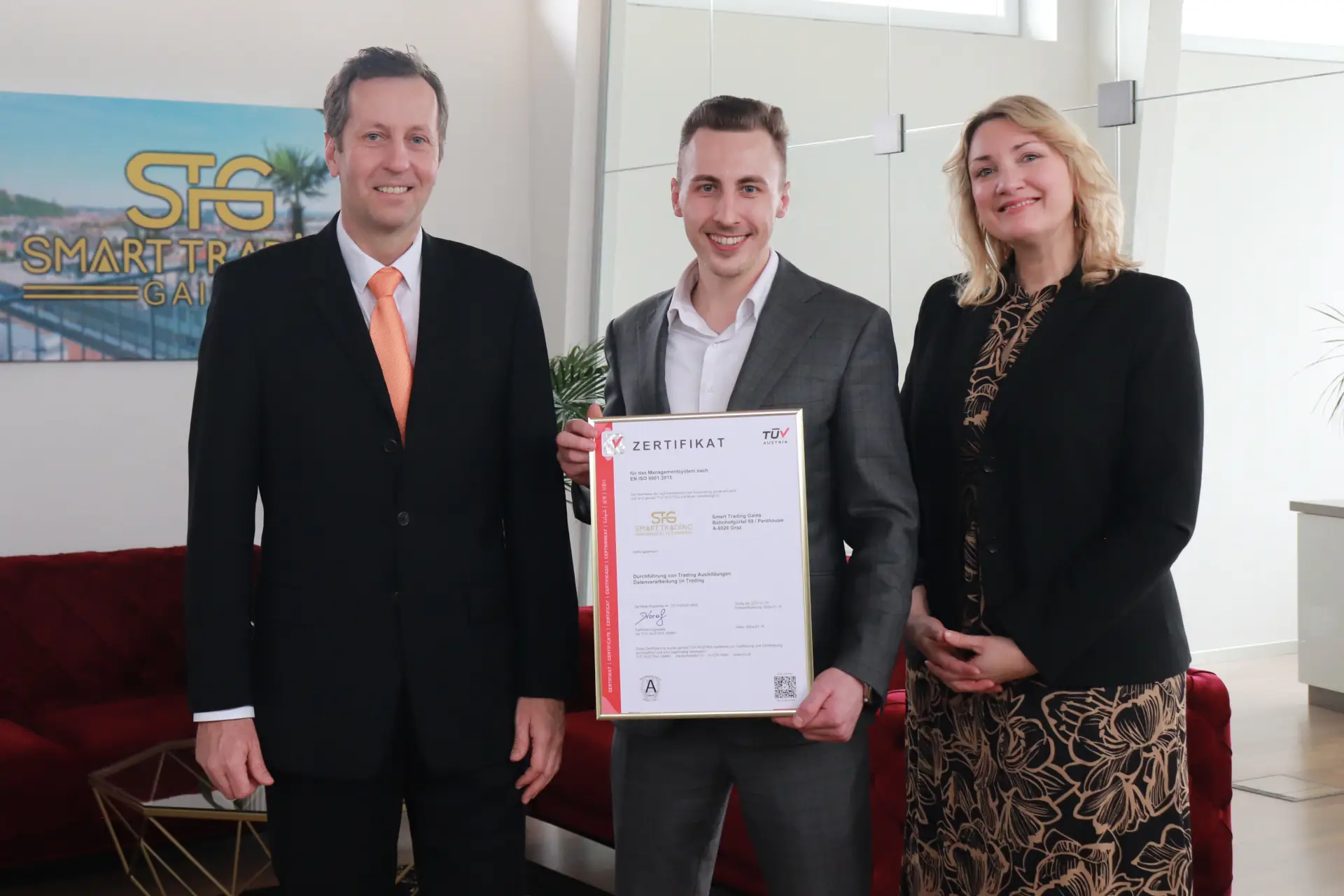Thomas Wabnig mit Zertifikat für die Einhaltung der ISO 9001:2015