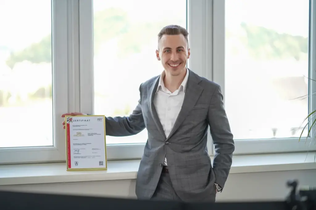 Thomas Wabnig - Gründer von Smart Trading Gains mit TÜV-Zertifikat nach ISO 9001:2015
